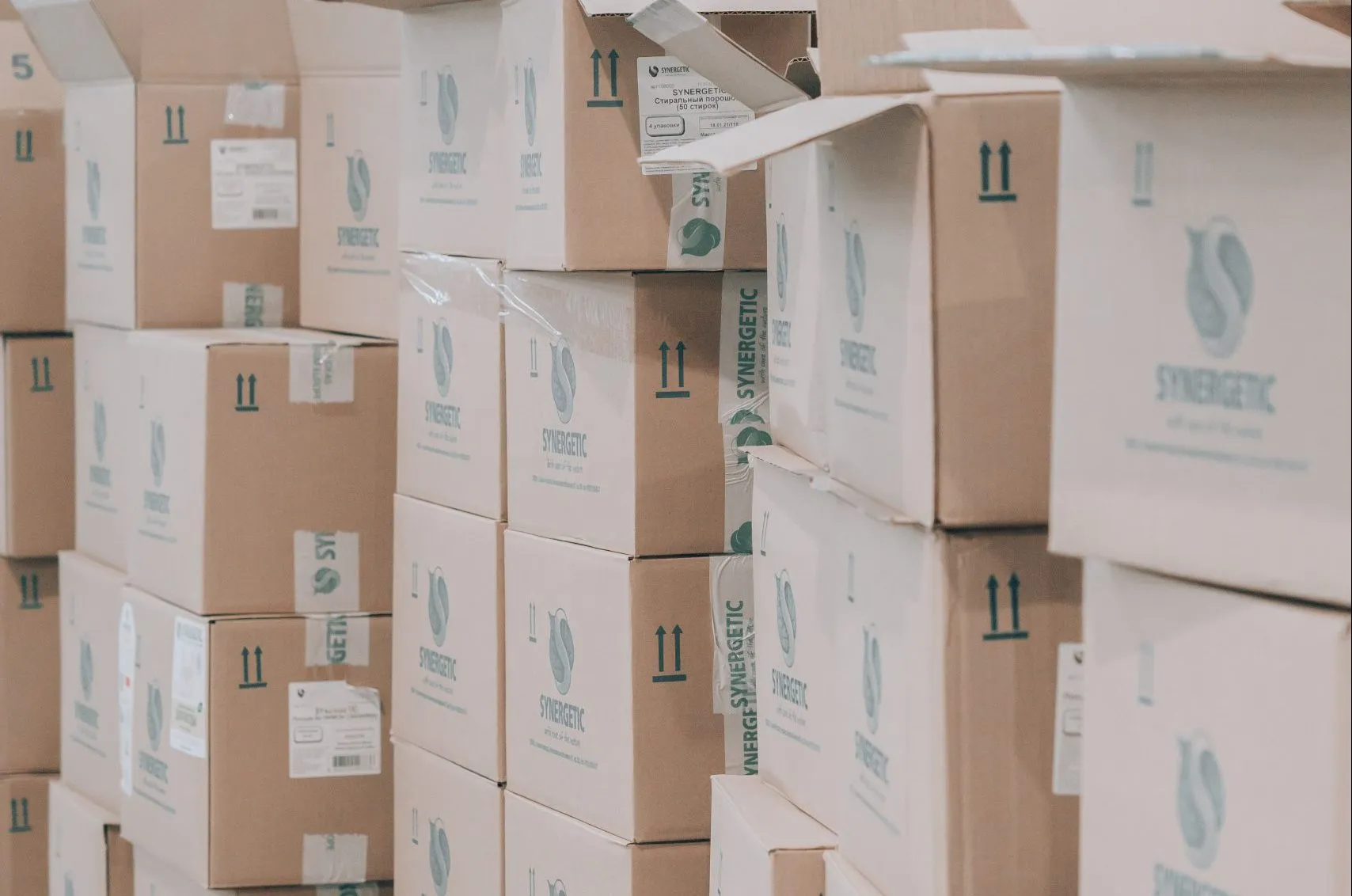 caisses en carton dans le stock
