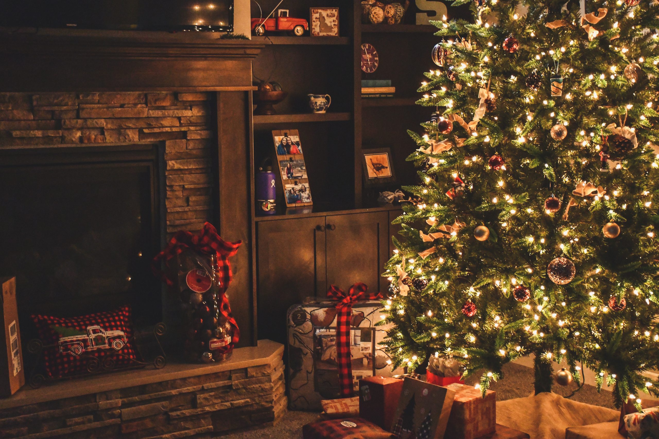 Sapin de Noël décoré et illuminé dans un salon