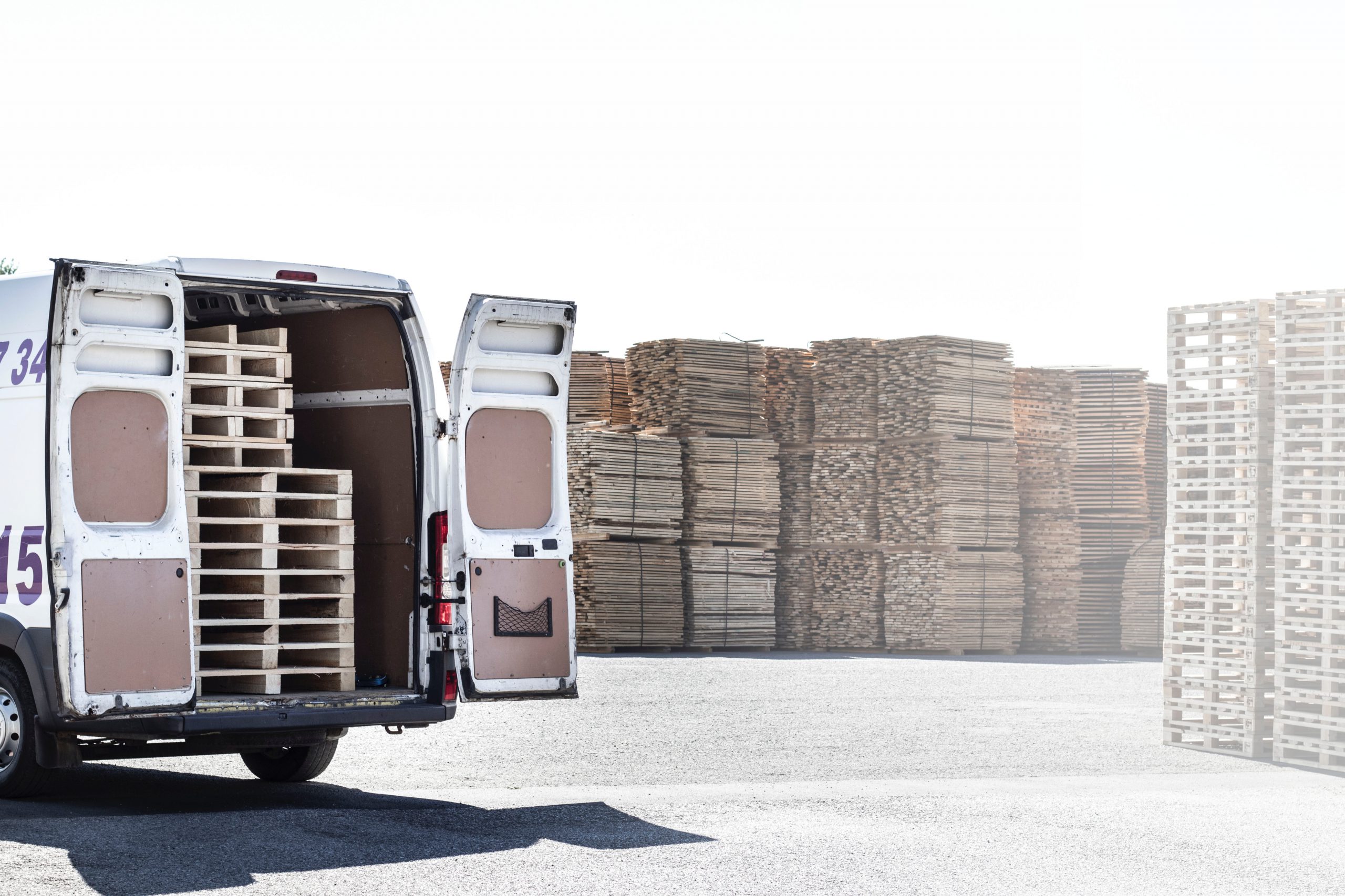 camion de livraison avec permis C avec palettes en bois