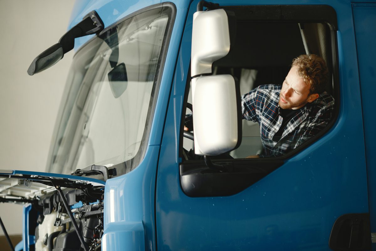 chauffeur frigorifique au volant de son camion bleu
