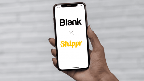 livreur tenant un smartphone avec logo blank et logo shippr