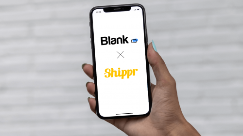 livreur tenant un smartphone avec logo blank et logo shippr
