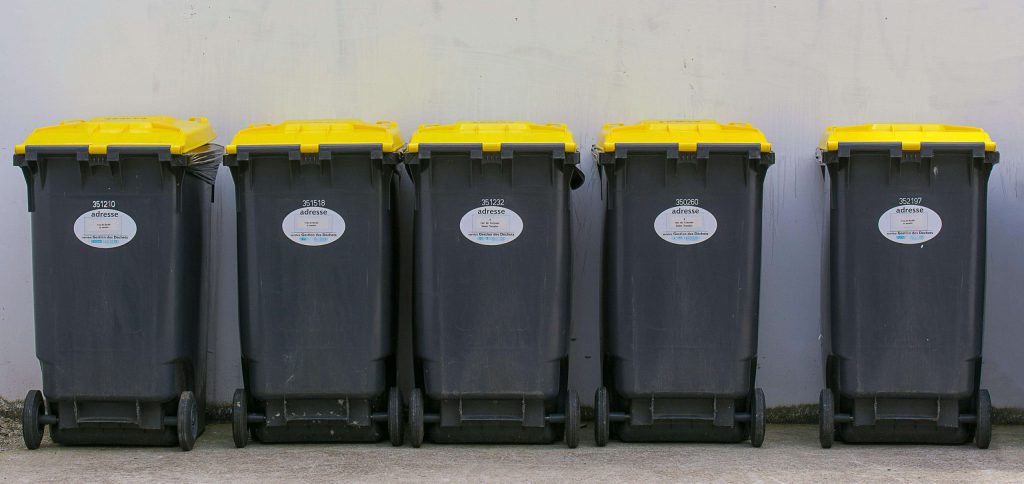 poubelles noires et jaunes gestion des déchets