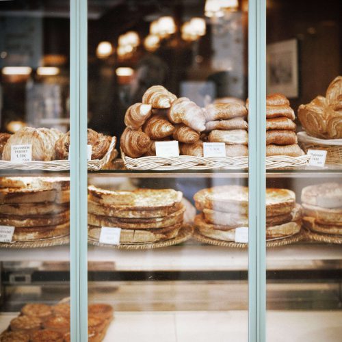 vitrine réfrigéré d'une boulangerie avec des croissants et pains